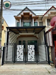 For SaleTownhouseNawamin, Ramindra : 2-storey townhouse, beautiful corner plot, Monchan Village, Sai Mai 21, multiple entrances and exits, Phahon Yothin, Ram Intra, Watcharapol, Lam Luk Ka, 5 minutes to Watcharapol Expressway, near Future Park Rangsit, Zeer, Big C, Lotus Lam Luk Ka, Suvarnab