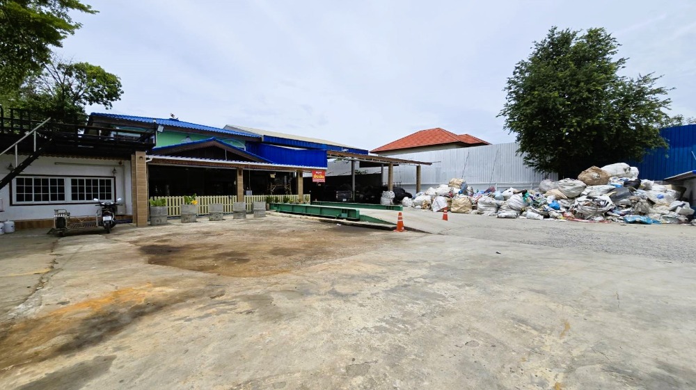 For SaleLandNakhon Pathom : Concrete paving throughout the area! Warehouse + house + factory area for sale, developed land with buildings, 1 rai, Bang Len, Nakhon Pathom, suitable for investment, business, factory or residence.