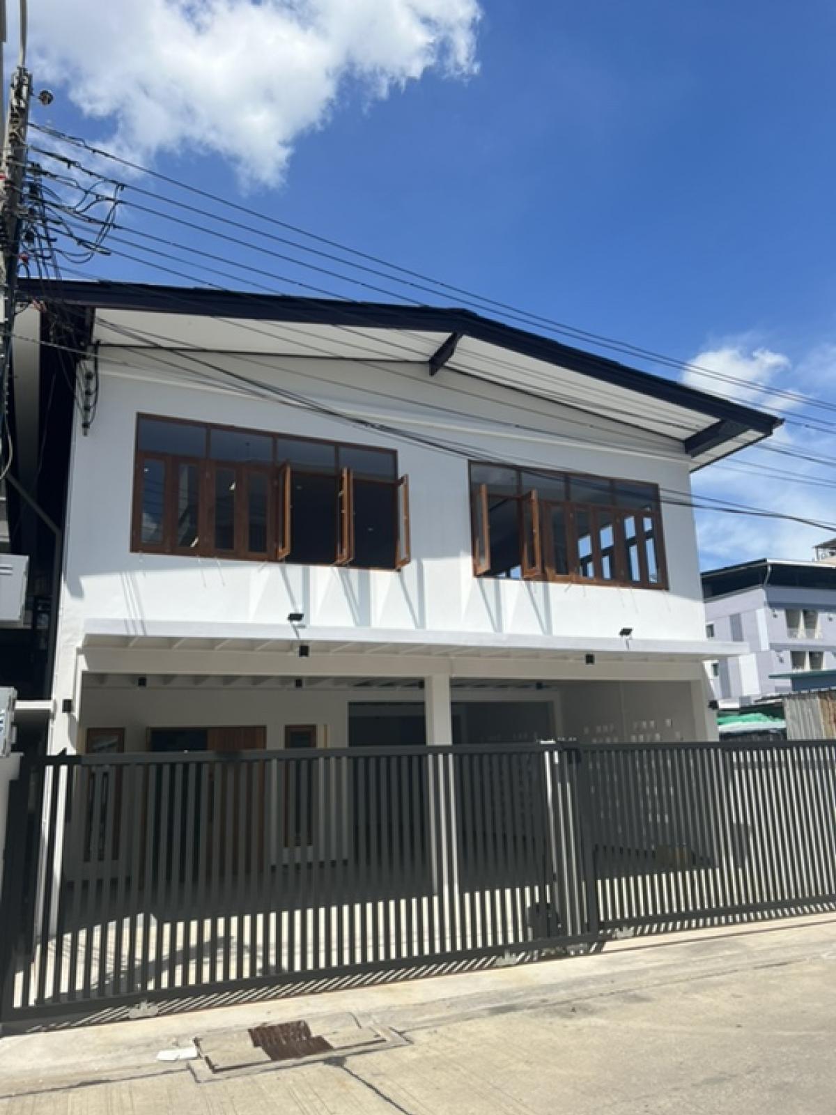 For RentHouseOnnut, Udomsuk : Single house for rent in Soi Sukhumvit 62, convenient transportation, close to the expressway, only 5 minutes, parking for 3-4 cars in the house.