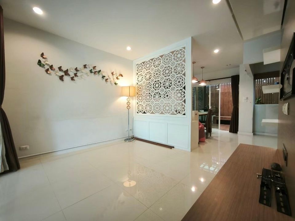 For SaleTownhousePattanakan, Srinakarin : K-5837 Urgent sale! Patio Phatthanakan 38, beautiful house with built-in furniture, ready to move in.