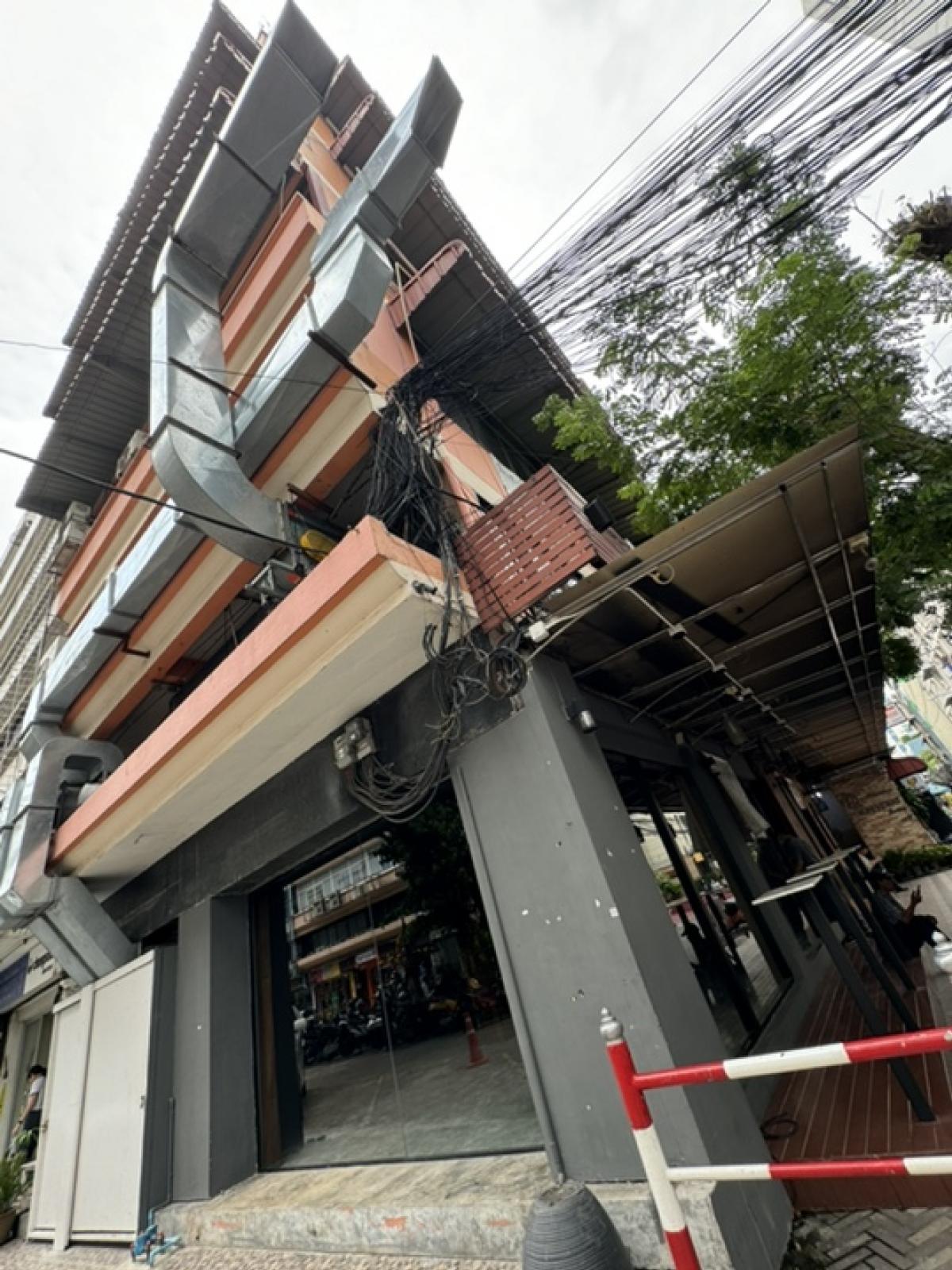 ให้เช่าร้านค้า ร้านอาหารสีลม ศาลาแดง บางรัก : Rental : Commercials Building In Saladang - Sathorn ,  280 sqm , 2 Storeys 🔥🔥Rental price : 150,000 THB / month 🔥🔥More Information📱Tel : 061-9979915 / Kat📱Line : 061-9979915See more athttps://www.facebook.com/PS.Living.Officials