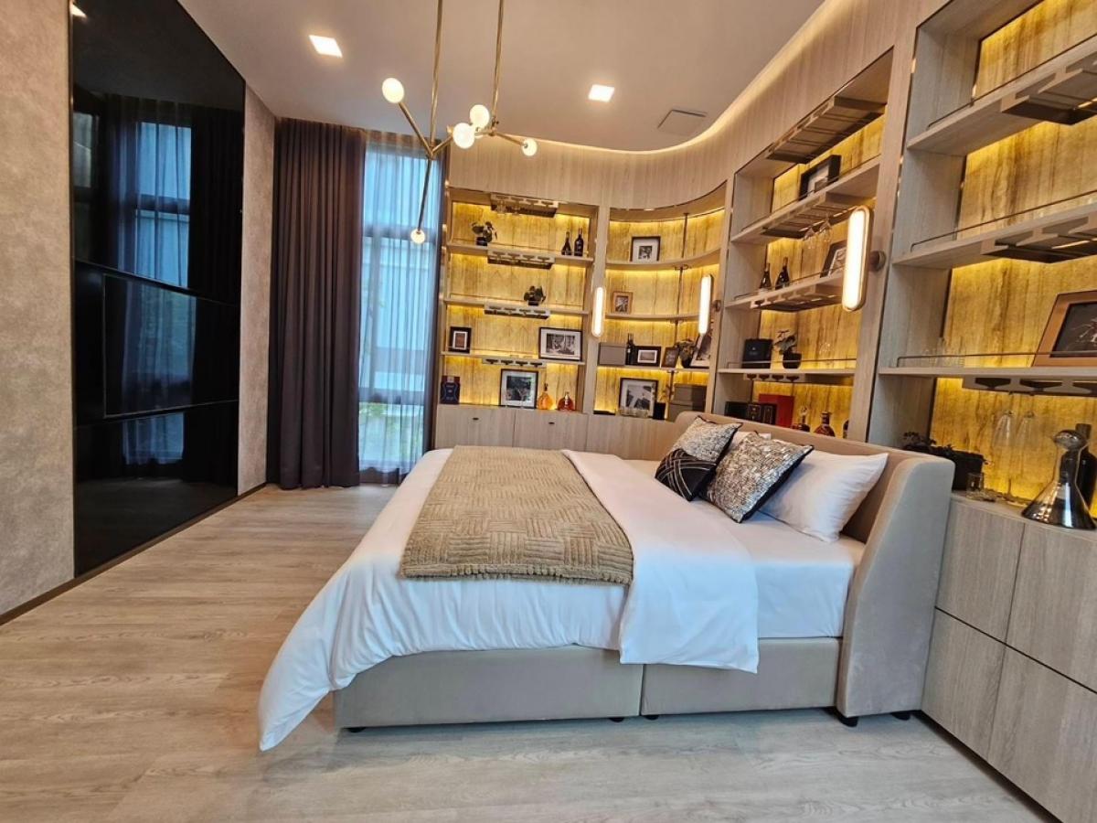 For RentHousePattanakan, Srinakarin : Luxury 3-storey house for rent, VIVE Krungthep Kreetha  Corner house, next to the project's central garden   Land area 128.4 square wah  Usable area 421 square meters