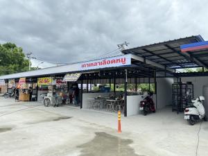 For RentRetailBangna, Bearing, Lasalle : Receive a large number of food shops