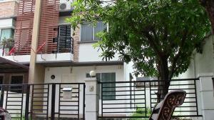 For RentTownhousePattanakan, Srinakarin : 3-storey townhouse with furniture, beautifully decorated, for rent in the Krungthep Kreetha-Srinakarin area, near Market Place Krungthep Kreetha, only 1.9 km.