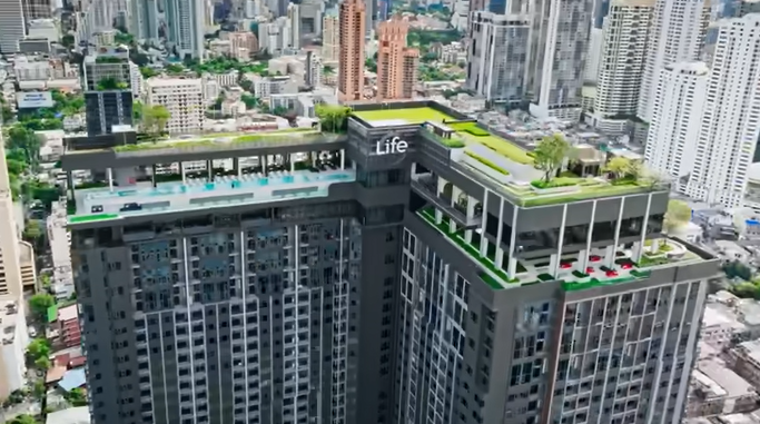 Sale DownCondoKhlongtoei, Kluaynamthai : Life Asoke Rama4 Ready to move in 1 Bed 30 Sq.m.Vertiplex (High Cieling 4.4 m.)5.79 MB..Hight Floor! Contact BO 081-2450908