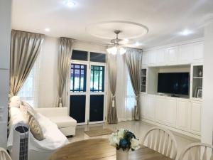 For RentTownhouseOnnut, Udomsuk : 💥💥 Townhome for rent Leon Sukhumvit 62, beautiful house, luxuriously decorated, in the heart of Sukhumvit, convenient transportation