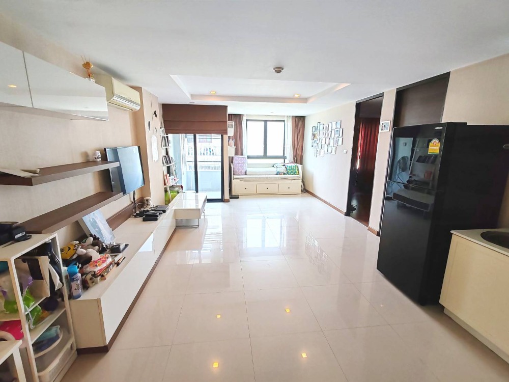 For SaleCondoRatchadapisek, Huaikwang, Suttisan : For Sale !!! Condo at J.W. City Ratchada 32, centrally located on Ratchadaphisek Road, surrounded by various amenities. Whether for personal living or investment, this is a great choice.