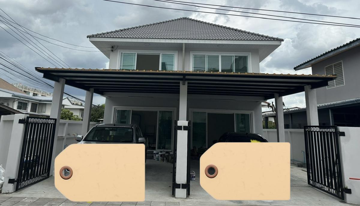 For RentHouseKasetsart, Ratchayothin : Newly built semi-detached house for rent, located in the city center, near Rajvithi Bangkhen, North Park, The Mall Ngamwongwan, and Dhurakij Pundit University. Pets allowed (right side only)