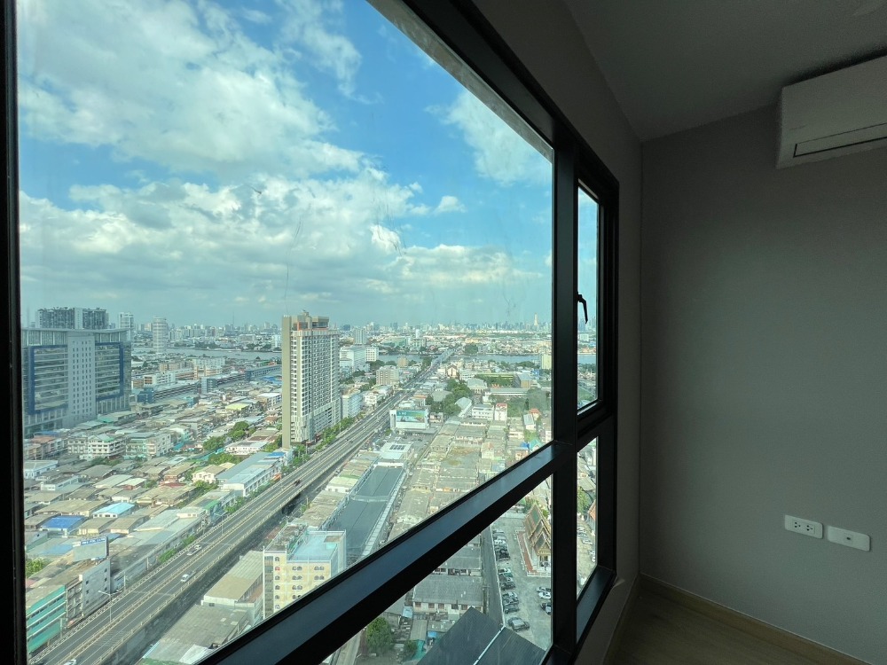 For SaleCondoPinklao, Charansanitwong : Condo Ready to Move In, Just a 1-Minute Walk to the BTS! With a view of the Chao Phraya River, BRIX Condo Charan 64 (47.52 sq.m.) is for sale, conveniently located near Sirindhorn MRT Station.