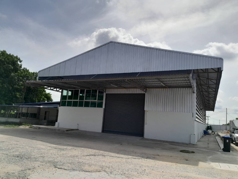 For RentWarehouseSriracha Laem Chabang Ban Bueng : The owner of the post is a broker. Warehouse near the entrance to Amata Industrial Estate, ready to rent, size 285 sq m, has an office inside with complete facilities.