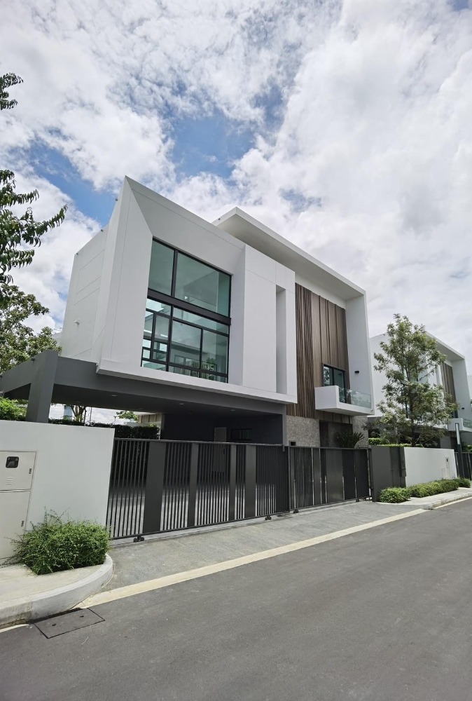 For SaleHousePattanakan, Srinakarin : For rent/sale luxury house!!..3-story house Nantawan Rama 9 Srinakarin: Nantawan Rama 9 Srinakarin, next to Wellington international school and Krungthep Kreetha golf course.