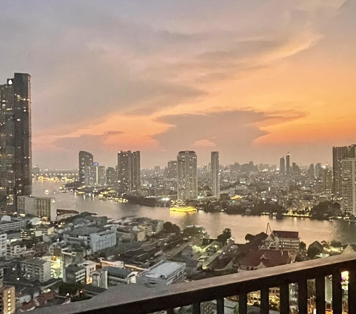 For SaleCondoSathorn, Narathiwat : Luxury condo on the 31st floor with a view of the Chao Phraya River, next to BTS Saphan Taksin and Sathorn Pier.