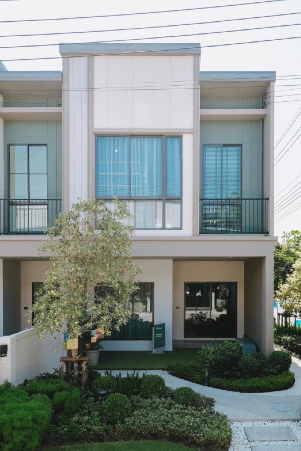 For RentTownhouseMin Buri, Romklao : For rent, townhouse, width 5.7 meters, 2 floors, 3 bedrooms, 3 bathrooms, 1 Thai kitchen, 2 parking spaces, new house, fully furnished, near the Orange Line, near Fashion Island, The Mall Bangkapi