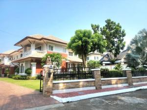 For SaleHouseChiang Mai : For sale / rent luxury house Pool Villa in a luxury project, Chiang Mai.  Village of a good project in Chiang Mai. Two-storey house.