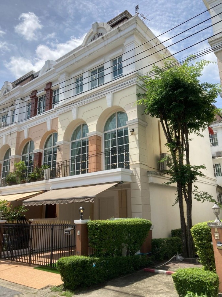 For RentTownhouseKaset Nawamin,Ladplakao : Behind the corner 🔥 Air conditioning in every room 🔥 Built-in furniture 🔥 ++ For rent, 3-storey townhouse, Plus City Park, Kaset-Nawamin, ready to move in !!**++