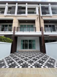 For SaleTownhouseKaset Nawamin,Ladplakao : For sale: 3-storey townhouse, Baan Klang Muang Kaset-Nawamin 72, newly renovated, ready to move in, cheapest in the project, selling below appraised price.