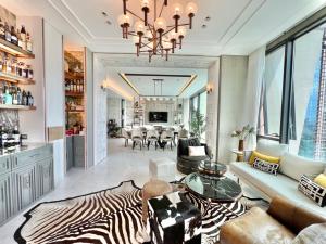 For RentCondoWitthayu, Chidlom, Langsuan, Ploenchit : ✨Luxury penthouse for rent, located in heart of Bangkok, walkable to Lumpini park. 4 beds 5 baths with 1 maid room