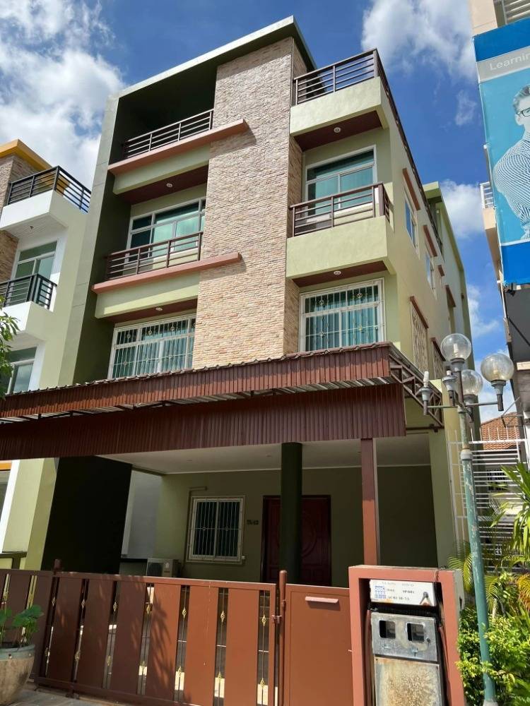 For RentTownhouseMin Buri, Romklao : Townhouse for rent, Rom Klao - Ramkhamhaeng area, near Big C Rom Klao, only 3 minutes.