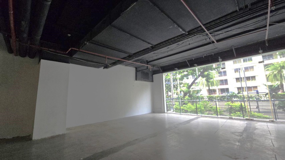 For RentRetailSukhumvit, Asoke, Thonglor : Shop for rent in the heart of Thonglor with parking 通罗中心位置的商店租赁，有停车位哦！