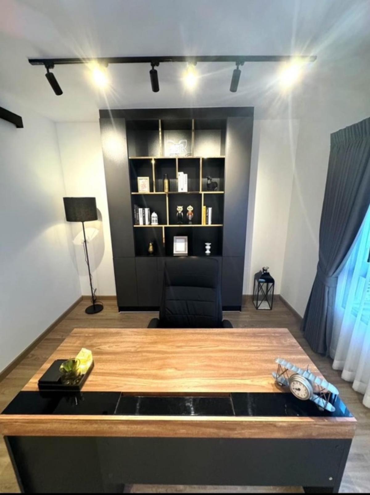 For RentTownhousePattanakan, Srinakarin : Smart Townhome,3 Floors. Patio Srinakarin-Rama 9 Bangkok Athletic location, private view, golf course, Fully Furnished/kitchen/parking/roof. Complete extension, ready to move in.