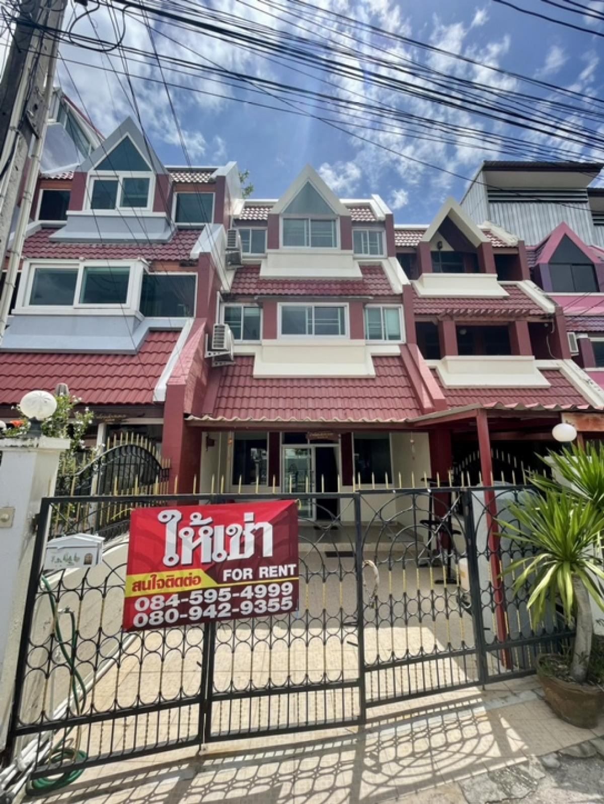 For RentTownhousePattaya, Bangsaen, Chonburi : For rent: 4-storey renovated townhouse, 4 bedrooms, 3 bathrooms, Pratumnak Soi 5, 400 meters from Yinyom Beach.