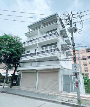 For SaleShophouseRatchadapisek, Huaikwang, Suttisan : For sale: corner shophouse in the area of ​​the University of the Thai Chamber of Commerce. 2-unit building, corner building, excellent location for business. Price 💸20,000,000 million baht. Transfer fee split in half.