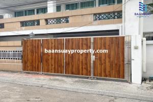 For RentTownhouseSukhumvit, Asoke, Thonglor : For rent: 2-storey townhouse, Soi Sukhumvit 26, near BTS Phrom Phong, 1 km.