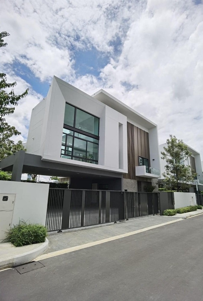 For SaleHousePattanakan, Srinakarin : Luxury house for sale, Nantawan Village, Rama 9 - Srinakarin, near Wellington School