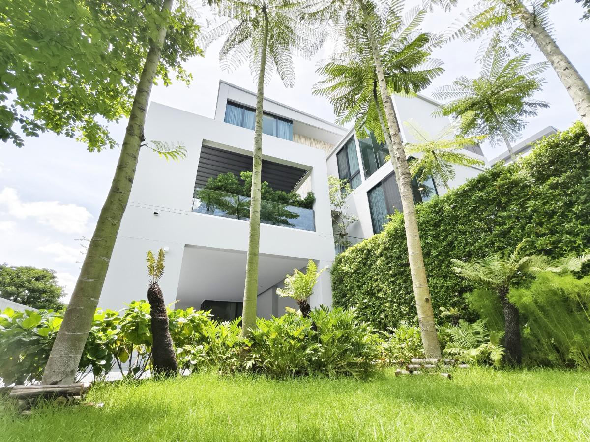 For RentHousePattanakan, Srinakarin : Luxury house for rent, Vive, Krungthep Kreetha, Hua Mak, Bang Kapi, 3 floors, 128 sq m, 4 bedrooms, 5 bathrooms, 4 parking spaces, 1 maid's room