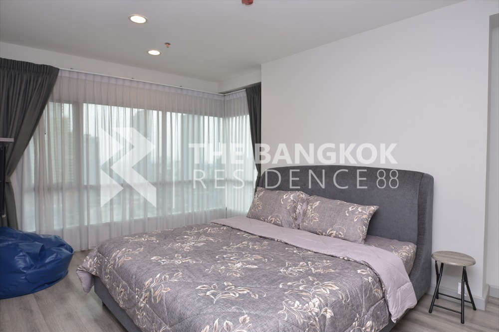 For RentCondoSathorn, Narathiwat : Good price! Centric Sathorn 2 bedrooms, 72 sq m., price 32k/mo. Interested, contact 065-242-6835, Ms. Gift.