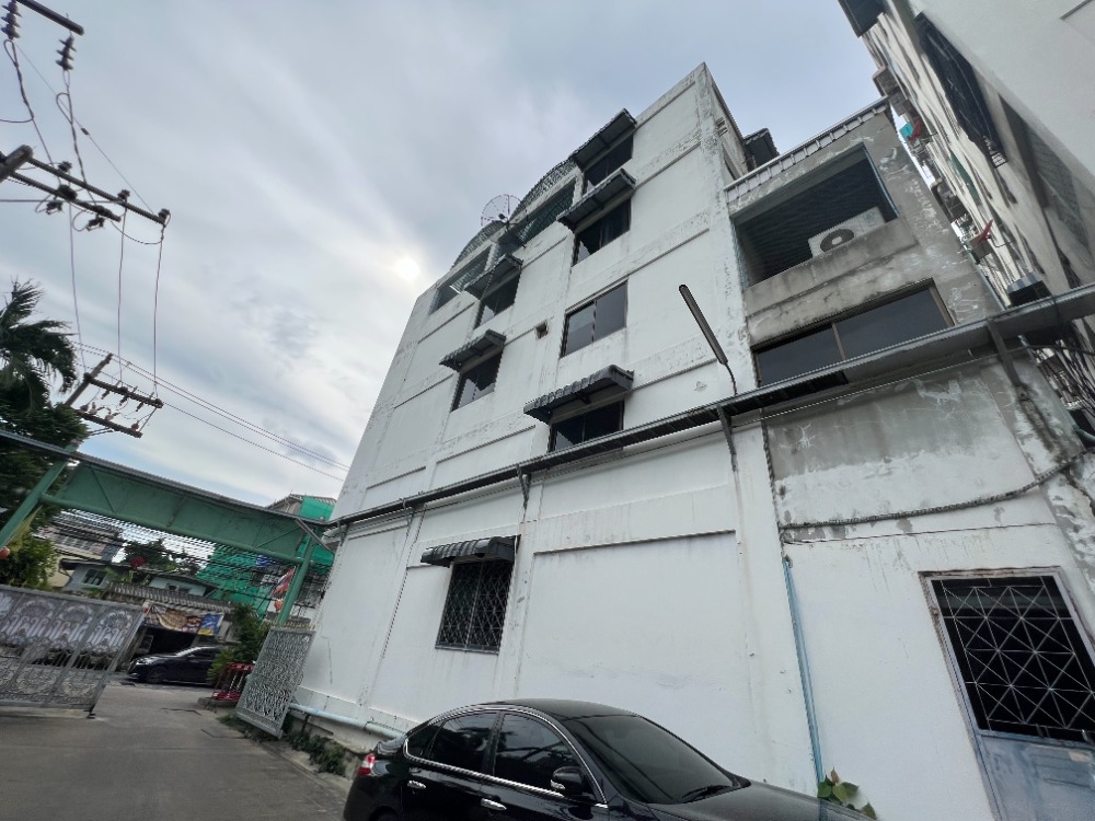 For RentShophouseOnnut, Udomsuk : For rent: 4.5-storey shophouse at the entrance of Sukhumvit Soi 81, 700 meters from On Nut BTS station. Can enter via On Nut 10.