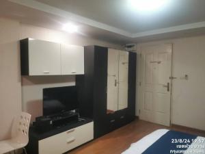 For RentCondoRatchadapisek, Huaikwang, Suttisan : Beautiful room, fully furnished, Soi Ratchada 18, near Central Rama 9, near MRT Huai Khwang and Sutthisan!