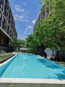 For SaleCondoVipawadee, Don Mueang, Lak Si : Urgent sale, Plum Condo Saphan Mai Station, 26.67 sq m, Soi Phahon Yothin 52, near BTS Green Line Station, about 5 minutes, good location, view of swimming pool and garden.