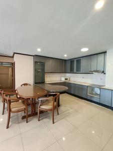 For RentCondoRama9, Petchburi, RCA : 🔥🔥Spacious 2 Bedrooms 2 Bathrooms Unit ++ Petch 9 Tower ++ 6 Minutes to BTS Ratchathewi ++ Big Balcony ++ Near Central World ++ Available to View 🔥🔥