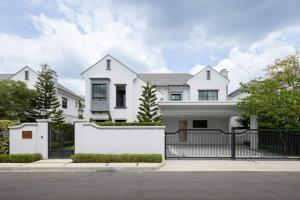 For SaleHousePattanakan, Srinakarin : ⭐️🚩Luxury single house‼️ Nantawan Village, New Krungthep Kreetha Road, the common area is beautifully decorated, shady, safe, very livable (H24141)