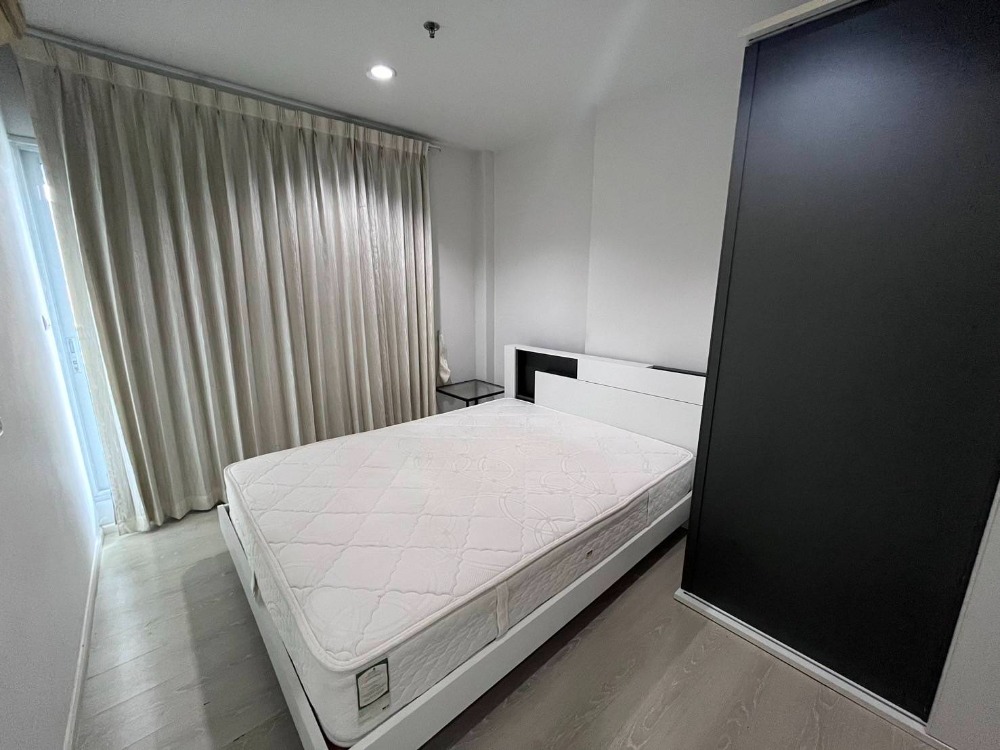 For RentCondoRama9, Petchburi, RCA : Aspire Rama 9 39 sq m. This room has an expressway view. The owner is rushing to sell and reducing the price from 17,000 baht to 15,000 baht.