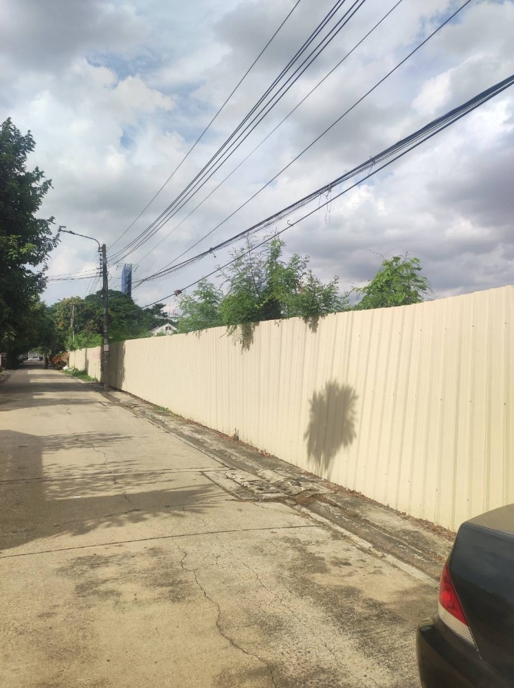 For SaleLandChaengwatana, Muangthong : Land for sale, 3 rai, Chaeng Watthana Lak Si area, near the Administrative Court, MRT Chaeng Watthana 14, MRT Government Center, suitable for building condos and offices.