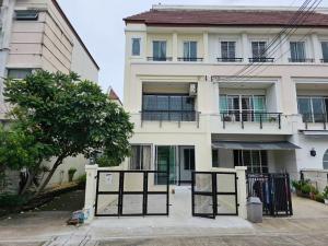 For SaleTownhousePattanakan, Srinakarin : Large house in the heart of Srinakarin city, near the Yellow Line (corner house)