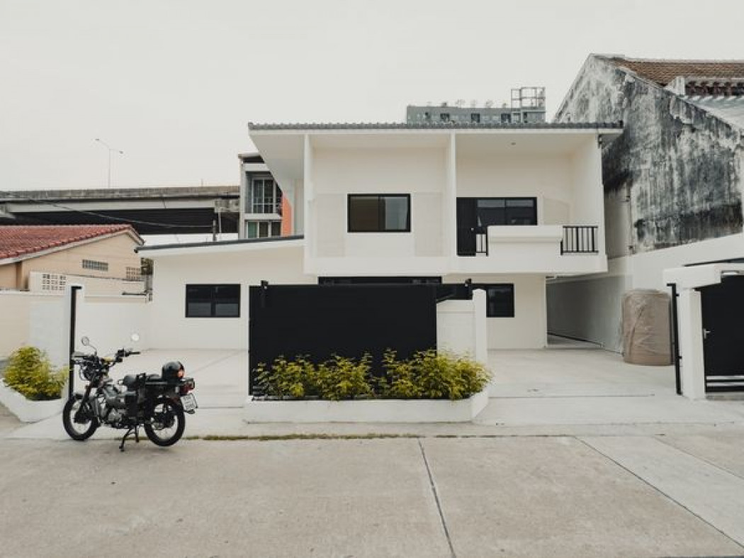 For SaleHousePattanakan, Srinakarin : Single house for sale, Phatthanakan Soi 12, 60 sq wa, best price in this area, very good location, very convenient to travel into the city.