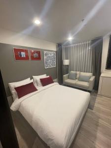 For SaleCondoRatchadapisek, Huaikwang, Suttisan : Condo for sale XT Huai Khwang 1 bedroom, size 29.9 sq m., near MRT Huai Khwang, only 75 meters.