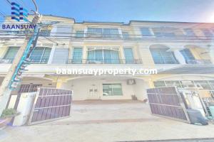 For RentTownhousePattanakan, Srinakarin : For rent: 3-storey townhouse, Srinakarin Road, near Thanya Srinakarin Shopping Mall and the Yellow Line, Khlong Tan Station.