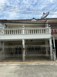 For RentTownhouseOnnut, Udomsuk : For rent, 2-storey townhouse, Udomsuk Road 51, near BTS Green Line, 5 bedrooms, 2 bathrooms, air conditioning, some furniture, monthly rental price 22,000 baht