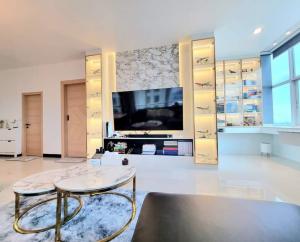 For SaleCondoPattanakan, Srinakarin : For sale: Luxury condo near the BTS: The Four Wings Residence