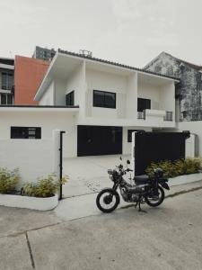 For SaleHousePattanakan, Srinakarin : Single house for sale, Soi Phatthanakan 12, good location, convenient transportation, best price in this area, hurry up and reserve it!!!!