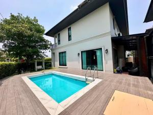 For SaleHousePattanakan, Srinakarin : Urgent sale!! Corner detached house with private swimming pool, Setthi Siri Phatthanakan, Phatthanakan 87, size 81 sq m., price 19 million baht.