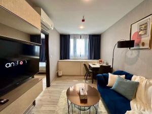 For RentCondoRatchadapisek, Huaikwang, Suttisan : 🔥🔥 For rent, XT Huai Khwang condominium, 1 bedroom, walk-in closet, price only 19,000 baht, size 35 sq m, 23rd floor, only 75 meters from MRT Huai Khwang.