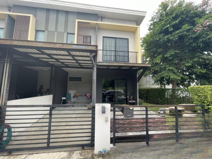 For RentTownhousePattanakan, Srinakarin : Townhome for rent, The Connect Phatthanakan 38, near Thanya Park, only 8 minutes away.