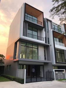 For RentTownhousePattanakan, Srinakarin : 🎉🏡Nirvana Define Rama 9 Project🏡Townhome, corner house, the back is not connected to any other houses. The project emphasizes privacy. There are only about 50 houses.