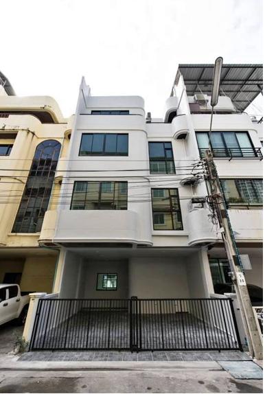 For RentHouseWongwianyai, Charoennakor : For sale or rent, 4-storey townhouse, Pornchai Villa Village, Wongwian Yai area, Thonburi, Charoen Nakhon, Taksin