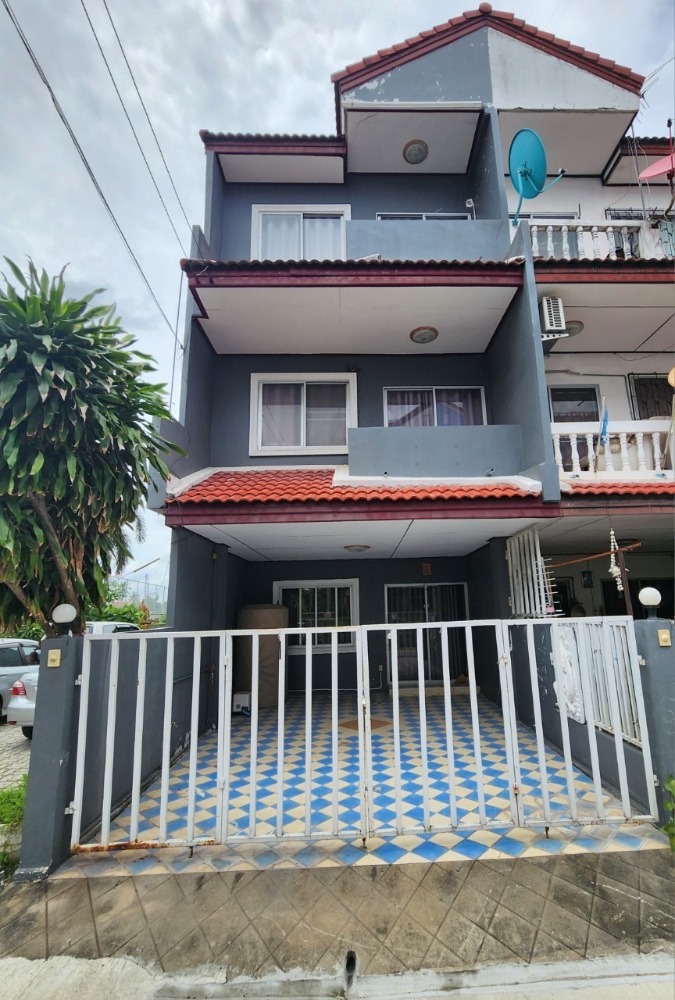 For SaleTownhouseRama5, Ratchapruek, Bangkruai : 3-story townhome, Nakhon In Road, Rama 5, 3 bedrooms, 3 bathrooms, corner plot, urgent, only 1.99 million baht.